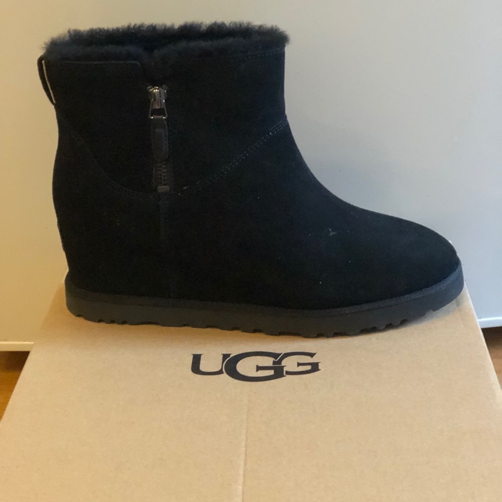 NWT Ugg Femme Mini, Size 9.5
